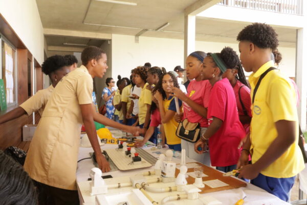 fundacion.m.trinidad.carrreras.cabo.verde.sexta.edicion.feria.estudiantes